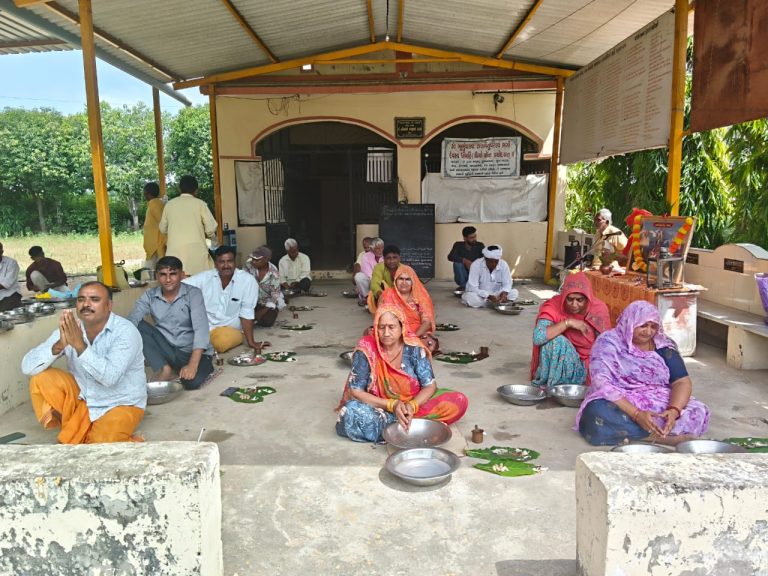 શ્રદ્ધાપૂર્વક કરવામાં આવતું તર્પણ એટલે શ્રાદ્ધ : ડીસાના જૂના માલગઢમાં ગાયત્રી સંસ્કાર કેન્દ્રમાં સામૂહીક શ્રાદ્ધ તર્પણ કાર્યક્રમ યોજાયો