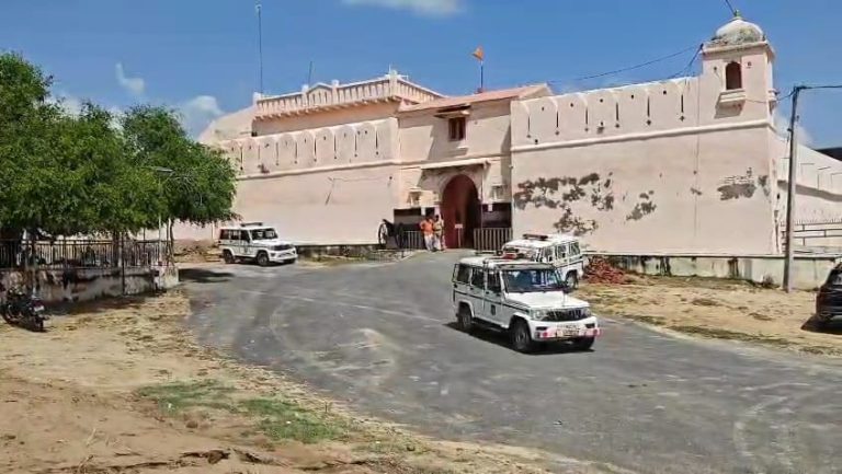 થળી જાગીર મઠ વિવાદ : મઠને પોલીસ છાવણીમાં ફેરવાયું, દર્શન પર પ્રતિબંધ